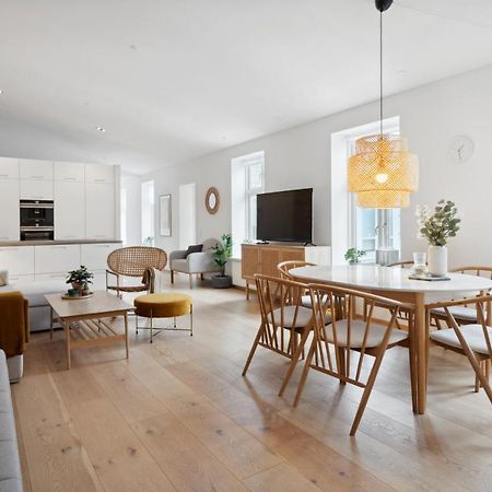 Central 3-Bedroom Apartment With Huge Terrace, Including Queen Size Beds Aalborg Esterno foto