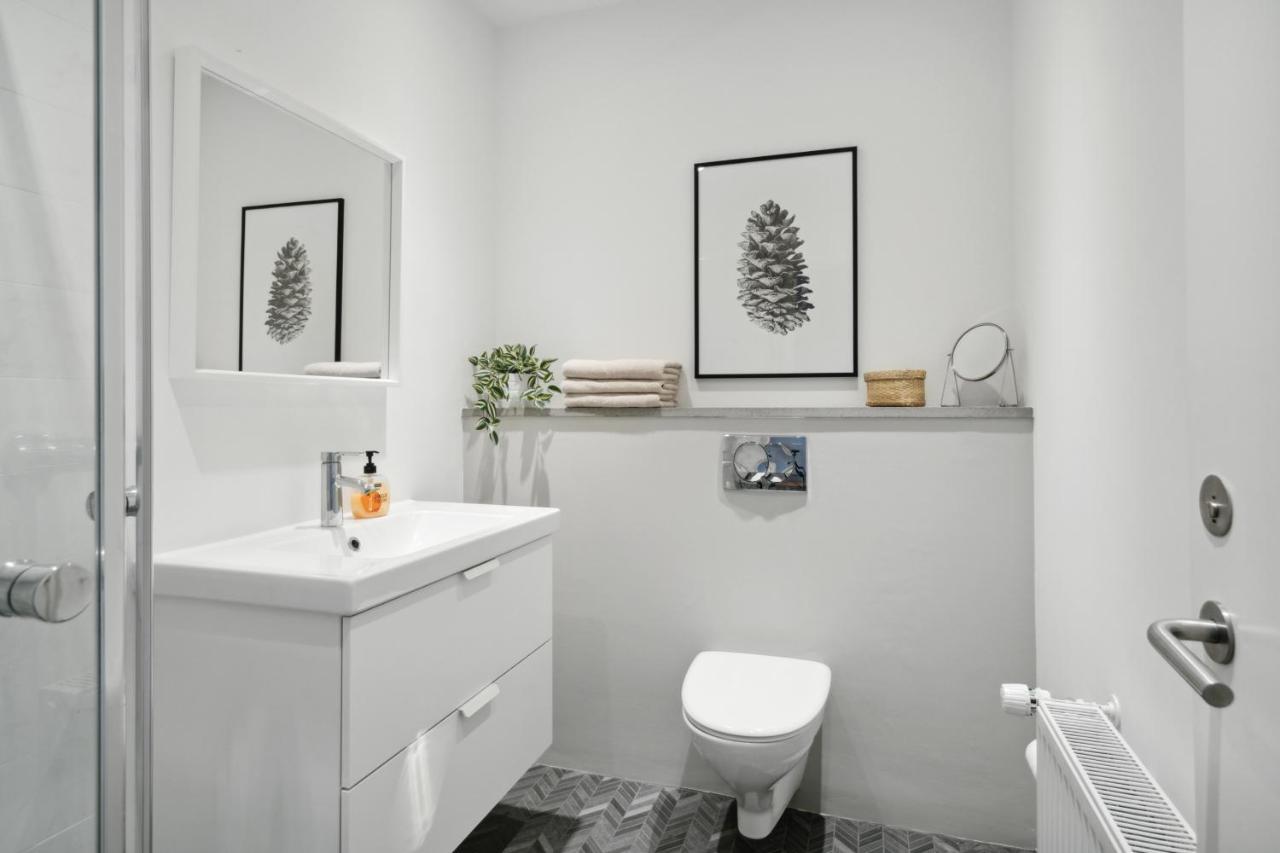 Central 3-Bedroom Apartment With Huge Terrace, Including Queen Size Beds Aalborg Esterno foto