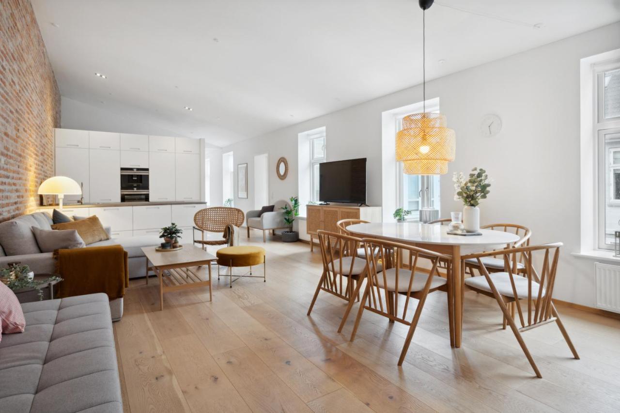 Central 3-Bedroom Apartment With Huge Terrace, Including Queen Size Beds Aalborg Esterno foto